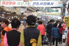 [포토뉴스]그래도 차례는 지내야죠 전통시장 모처럼 활기