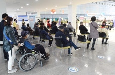 일반인 백신 접종 시작…만 75세 이상부터 순차 진행