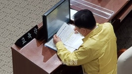 충남교육청 본회의장 좌석이 화기애애한 이유