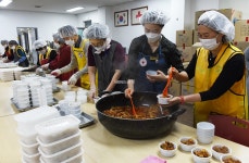 [포토뉴스]무료급식 줄줄이 잠정 중단…나눔 도시락 만들기