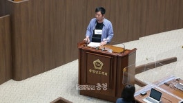 [포토] 김석곤 충남도의원, 검은 티셔츠에 청바지 착용 눈길