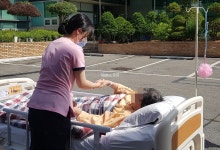 [요양병원에서 온 편지] 간호사 유니폼에서 환자복으로