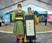 괴산군청 여자씨름단 김채오 선수, 강릉단오장사 '등극'