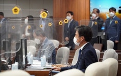 충남도의회 본회의장…같은 공간 다른 공기