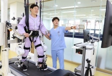 재활치료도 로봇으로…청주첼로병원 로봇재활센터 오픈