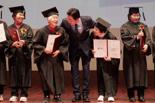 어르신 초등학력 졸업생 표창...박경귀 아산시장 큰절