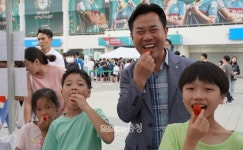 [포토] 부여 굿뜨래 농·특산물 맛보시고 축구도 즐기세요