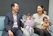 괴산군, 청천면 넷째아 출산 가정에 5000만 원 지원