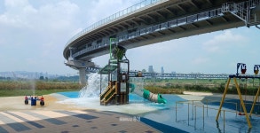 더위 잊는 세종 이응다리 물놀이장 문 열었다