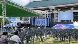 겨레의집 막은 주무대…조형물엔 먼지 수북