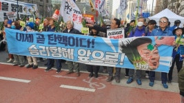 [제83차 촛불집회 현장 르포] 대파들고 행진한 촛불시민들, 민생에 무지한 대통령에 분노
