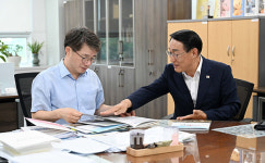 보따리 들고 기획재정부 찾은 이용록 홍성군수