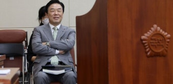 법률자문 권고에도 버티기 일관하는 김형석