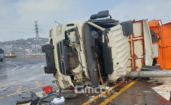 서천서 제설 작업차 눈길에 전도…운전자 다쳐