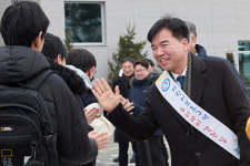 조일교 아산시장 권한대행, 신설 모종중 학생들 첫 등교 응원
