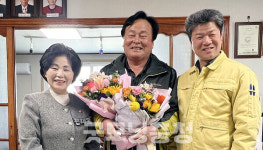 태안군의회, 고남면 장곡2리 안홍섭 이장에 표창패