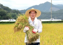 가을이 왔다…괴산군, 문광면서 친환경 벼 첫 수확