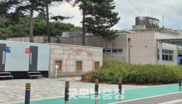 [단독] 부여백제휴게소 백제 금관 조형물, 16년째 엉터리