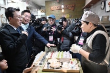 APEC 이후 김민석 총리, 대전 대흥동 방문… 원도심 상권 살펴