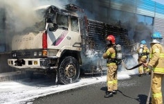 고속도로 달리던 화물차에 불…1시간 이상 극심 정체