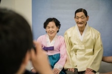 올림푸스 이색 사회공헌 저소득 노인 영정사진 무료 촬영