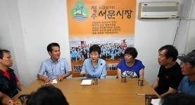 청주 서문시장 찾은 박대 통령 상인들과 간담회…세월호 이후 첫 민생현장 방문