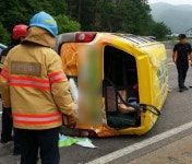 평창 영동고속도로서 학원승합차 전도로 10명 부상
