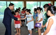 정홍원 총리, 초등학생 만나 1일 교사…끝까지 도전하는 것 중요