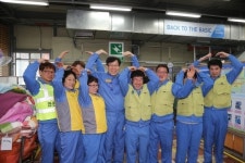 포스코 권오준 회장, 장애인 위한 이불세탁 봉사