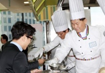 신한은행광교점구내식당 | [포토] 서진원 신한은행장, 새해 맞아 임직원에 떡국 배식