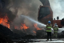 아산 폐타이어 야적장서 화재 발생…현재 진화 중