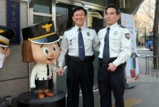 [포토]피습 美대사 1분만에 병원 옮긴 세종로파출소 류재훈(왼쪽) 경위와 김경호 경위.