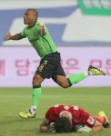 [프로축구] 전북, 수원에 2-1 역전승…승점 50고지 등극