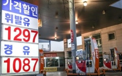 국내 주유소 휘발유 가격 1300원대 돌입…하락세 지속될 듯