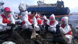 부산은행, 영도 해안가 화물선 유출 기름제거 봉사활동