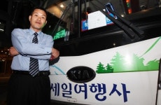 [새벽을 여는 사람들] 행복 싣고 달리는 관광버스기사 김재영 씨