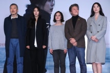 [포토] 밤의 해변에서 혼자의 주역들