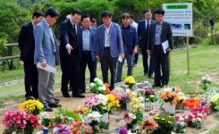 이용섭 광주광역시장, 망월묘지·영락공원 현장 점검