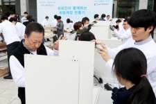 [포토] 지역아동센터에 기증할 책장 조립하는 박용만 대한상공회의소 회장