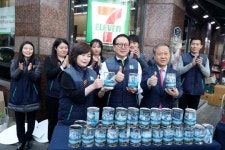 [포토] 세븐일레븐, 미세먼지 예방 동전 모금액 전달식 및 공기정화식물 나눔 행사 진행