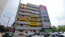 진주 경상대 인근 부흥빌딩의 불법 현수막들...화재 위험