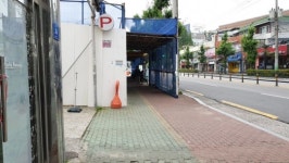 진주 아주스타타워 건설현장 공사용 합판으로 터널 만들어