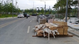 (주)시티건설... 안 보고 안 다니니 도로에 마구 쌓자