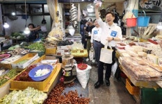 이재명, 전통시장 방문 “볼거리 많고 재밌게 조성하면 새로운 기회 올 것”