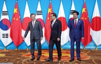 [전문] 문재인 대통령, '제8차 한일중 정상회의' 공동언론발표