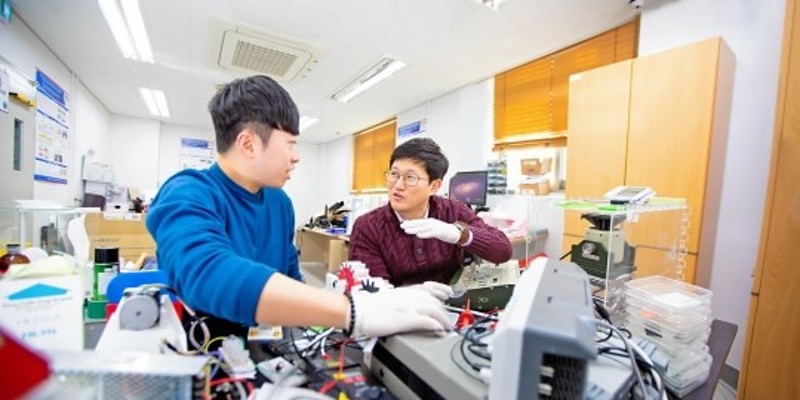 경희대 학생·교수 연구팀, '정전기 모아 에너지 만드는 기술' 개발 | 포토뉴스