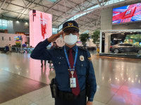 인천공항 여객터미널에서 투신 막은 경찰관