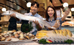 신세계百, 산지 직거래 장터 열고 수산물 판로 확대 앞장