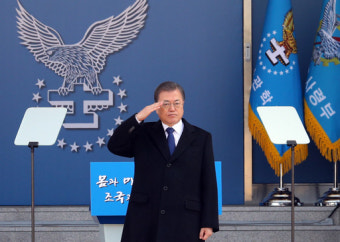 文 대통령 '3년 연속' 사관학교 졸업식 참석