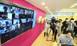 [포토] 원격수업 시범 운영하는 휘봉고등학교